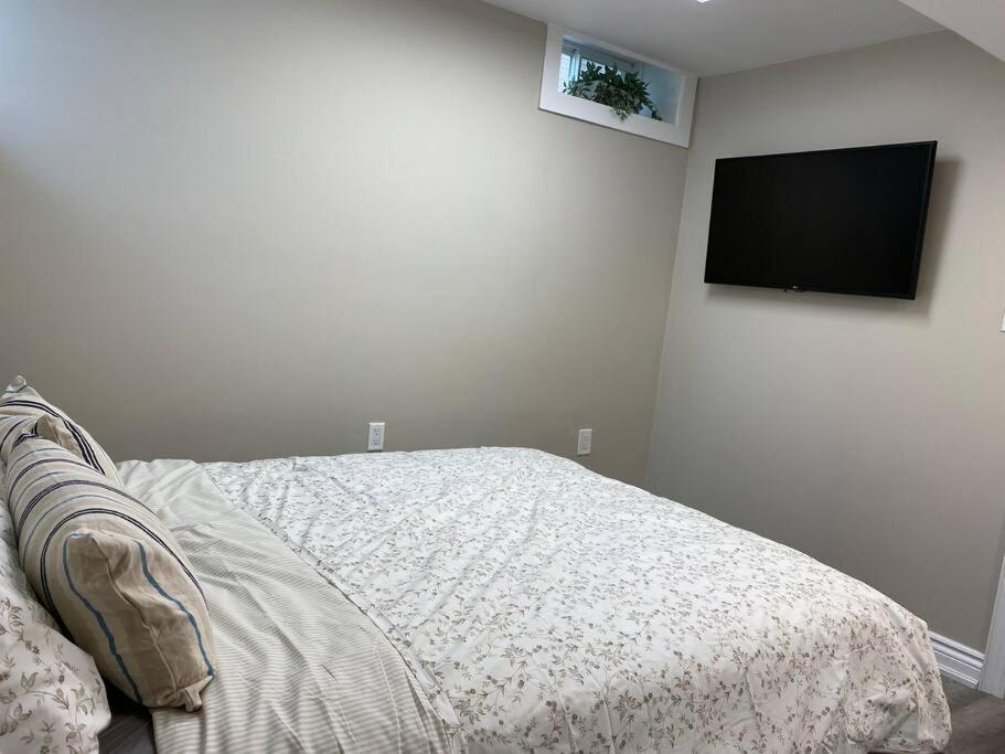 Entire Basement With 3 Bedrooms Niagara Bagian luar foto