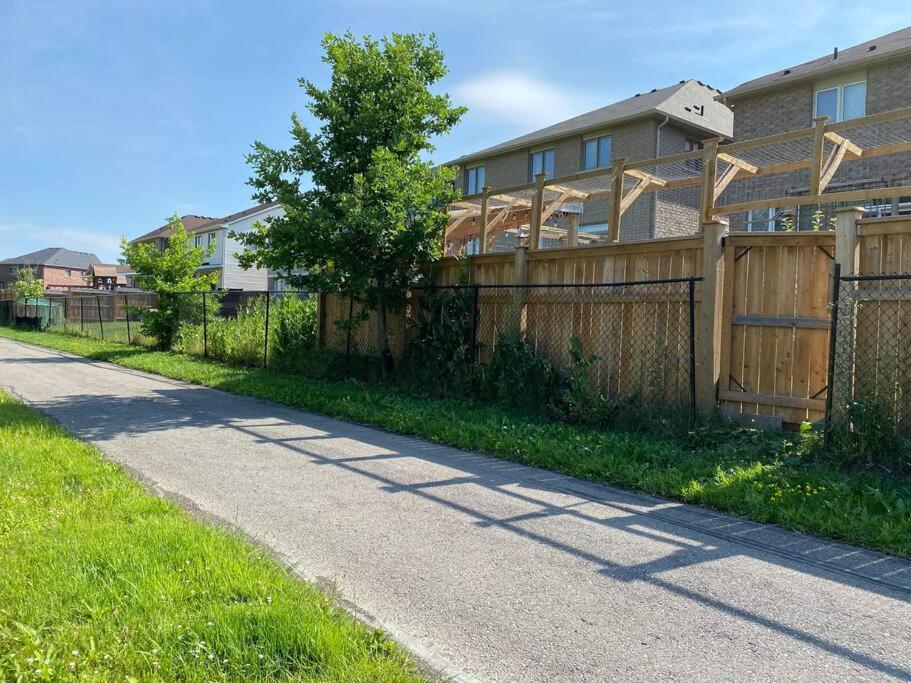 Entire Basement With 3 Bedrooms Niagara Bagian luar foto