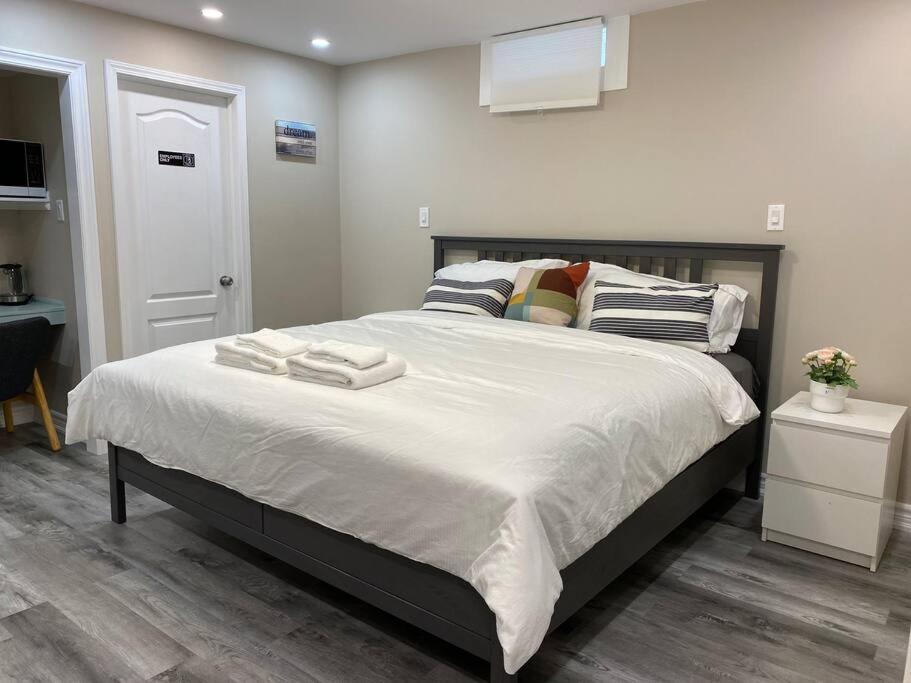 Entire Basement With 3 Bedrooms Niagara Bagian luar foto